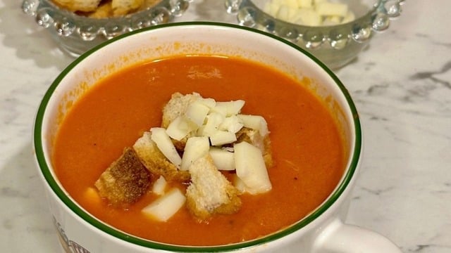 Yoğun Aromalı: Sütsüz Sarımsaklı Domates Çorbası