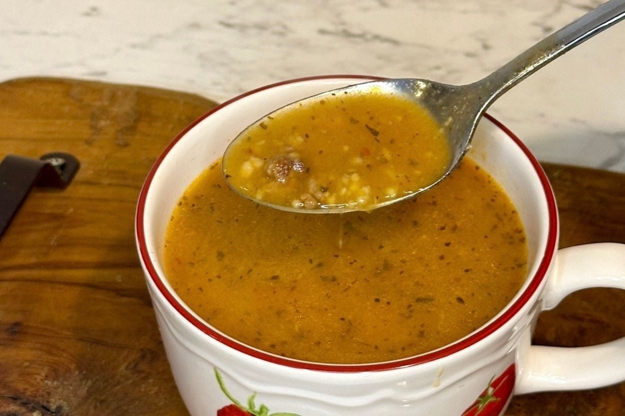 Bol Aromalı: Naneli Kıymalı Tarhana Çorbası