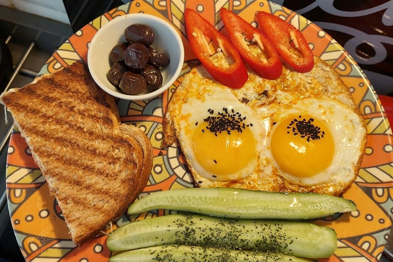 Kahvaltı Sofralarına: Baharatlı Çıtır Sahanda Yumurta
