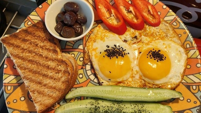 Kahvaltı Sofralarına: Baharatlı Çıtır Sahanda Yumurta