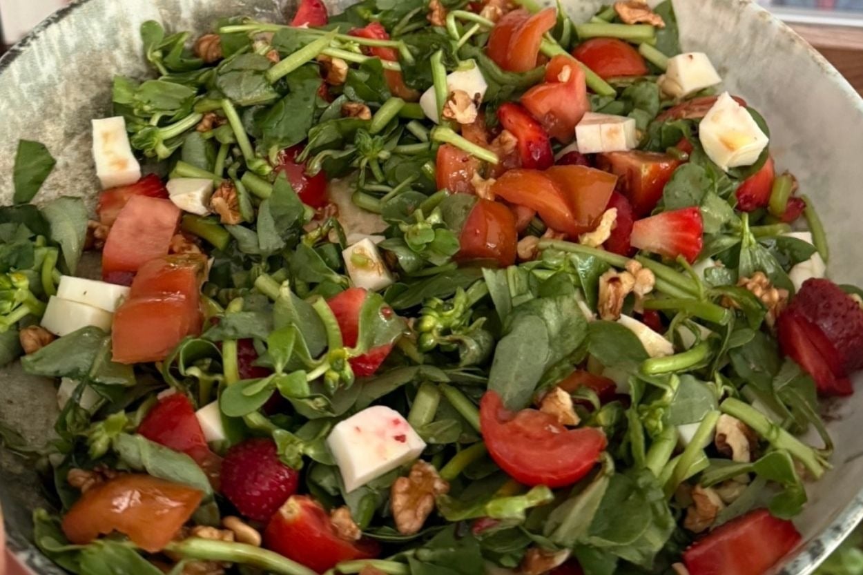 Ferahlatıcı Lezzet: Çilekli Cevizli Semizotu Salatası