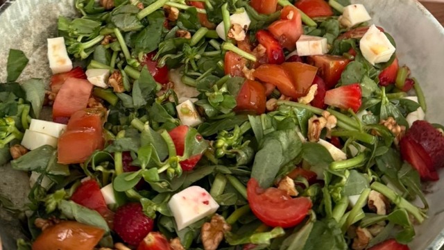 Ferahlatıcı Lezzet: Çilekli Cevizli Semizotu Salatası