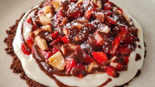 Sunumuyla Farklı: Çikolata Soslu Çilekli Magnolia