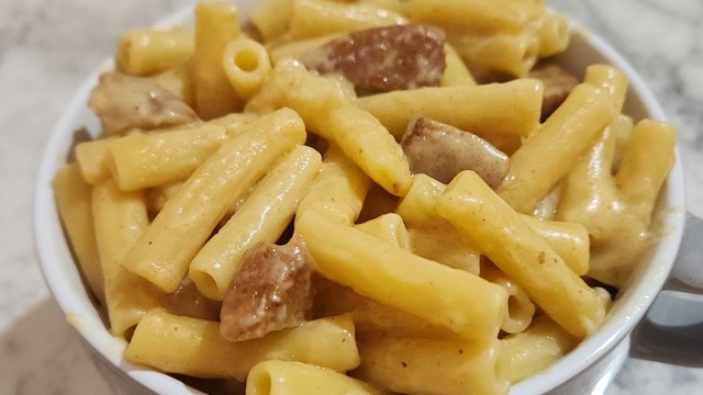 Sosunda Pişen: Kremalı Köfteli Makarna