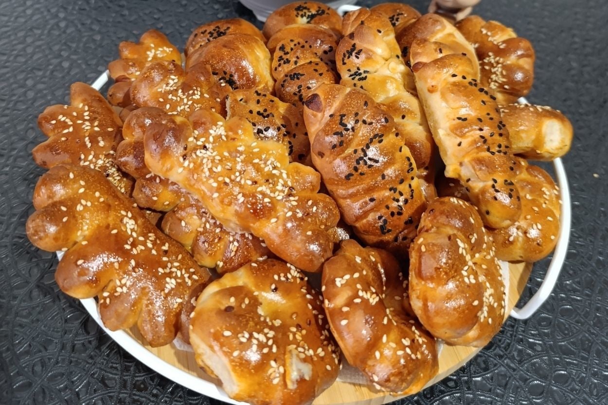 Eliz'in Tarifi: Kaşarlı Sucuklu Ev Yapımı Poğaça