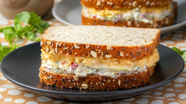 Özel Soslu: Çırpılmış Yumurtalı Sandviç
