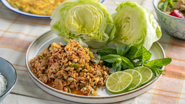 Thai Usulü: Sıcak Tavuk Salatası (Laab Gai)