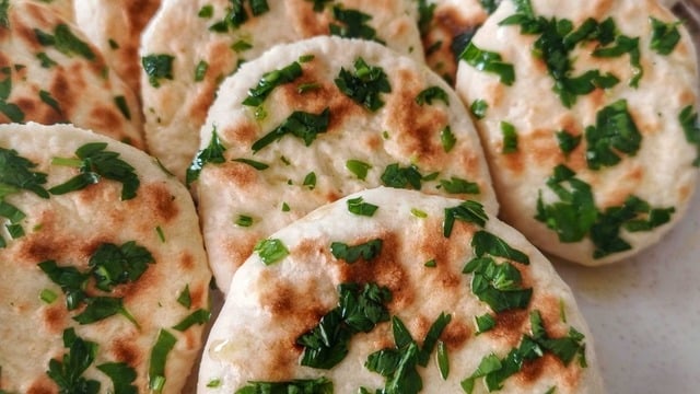 Yumuşak Dokulu: Tam Ölçülü Mayasız Mini Bazlama