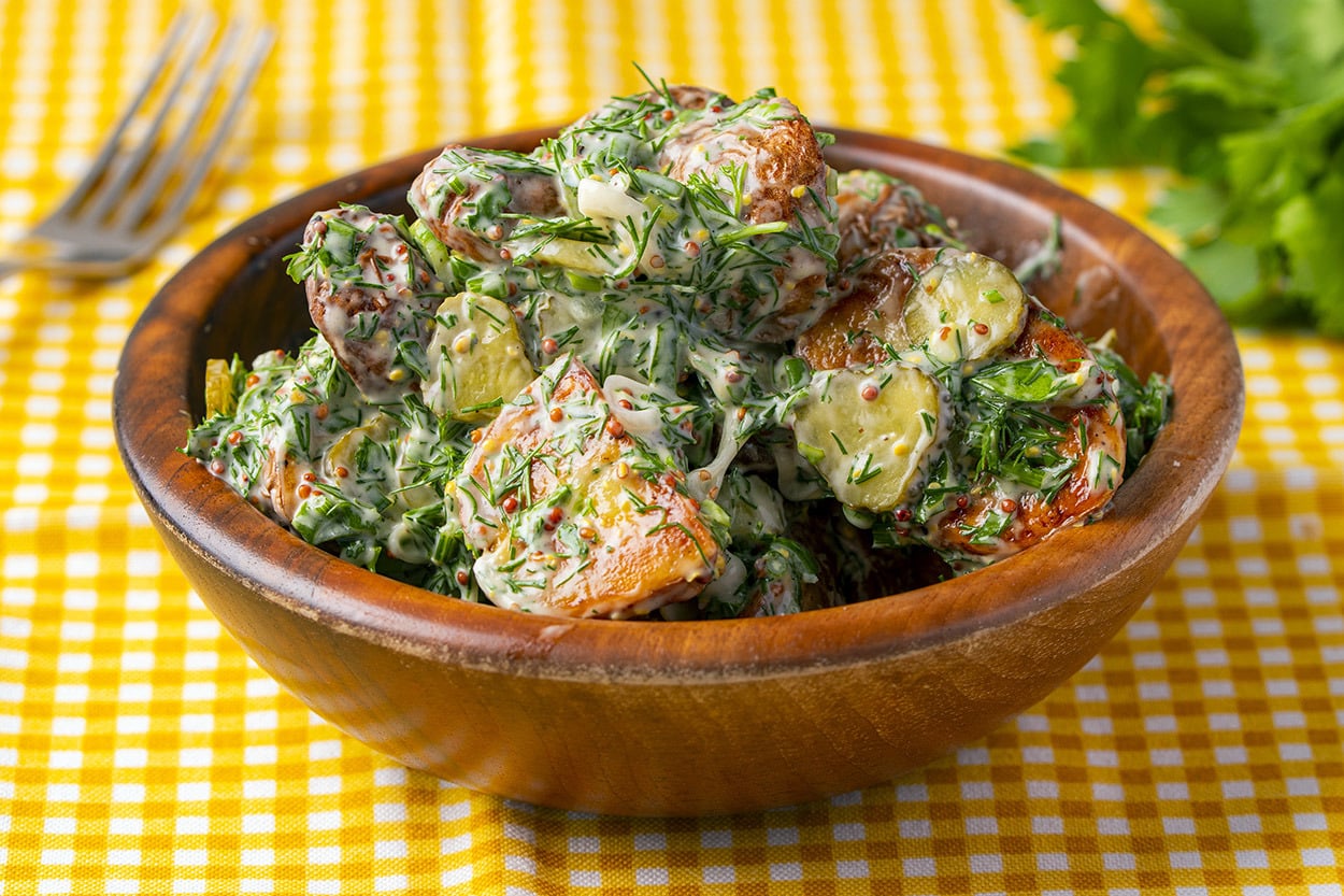 Hardallı Sosuyla: Otlu Patates Salatası