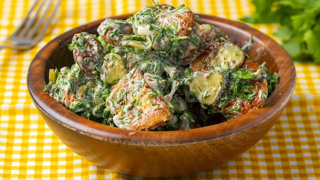 Hardallı Sosuyla: Otlu Patates Salatası