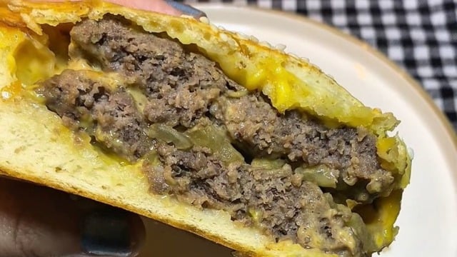 Ev Yapımı: Karamelize Soğanlı Kapalı Hamburger
