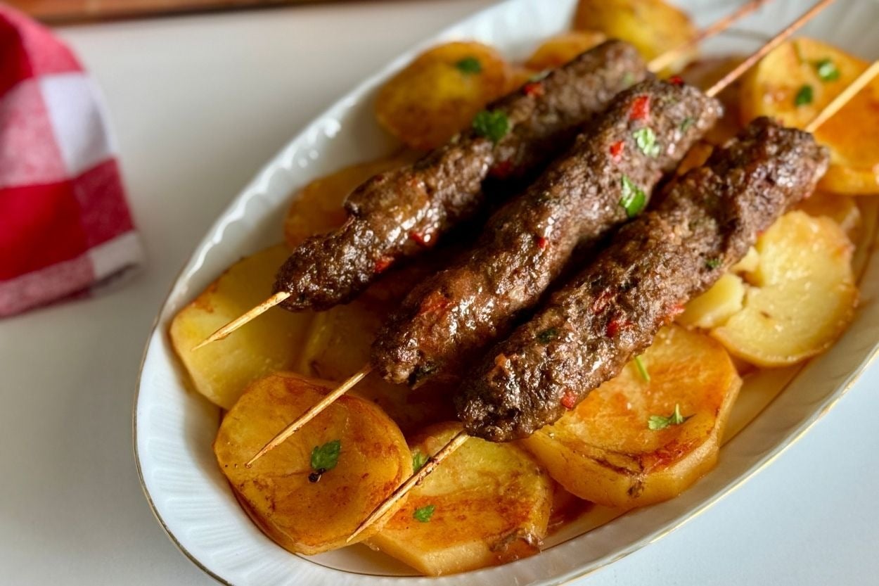 Fırında Pişiyor: Patatesli Şiş Köfte