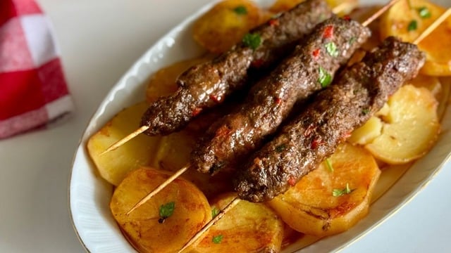 Fırında Pişiyor: Patatesli Şiş Köfte