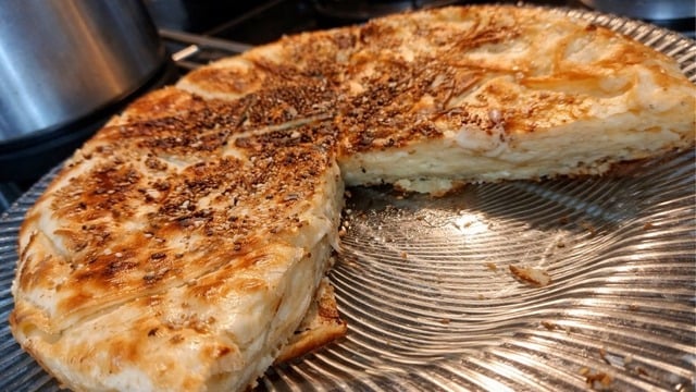 Kahvaltı Sofralarına: Kaşarlı Tava Böreği