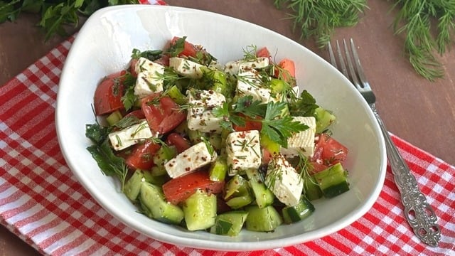 Ferahlatıcı: Peynir Salatası