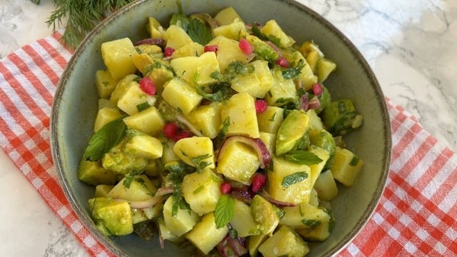Modern Sofralara: Avokadolu Patates Salatası