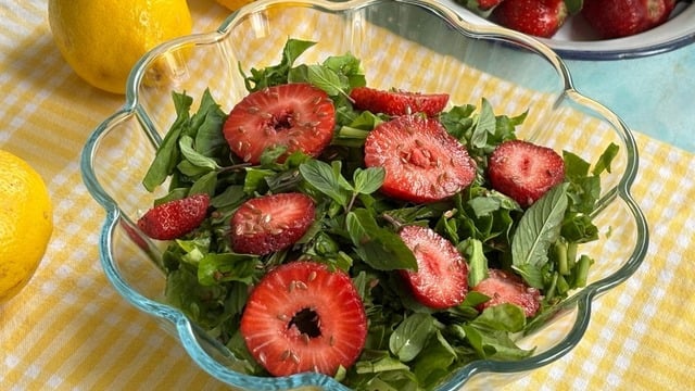 En Ferah Haliyle: Çilekli Marul Salatası