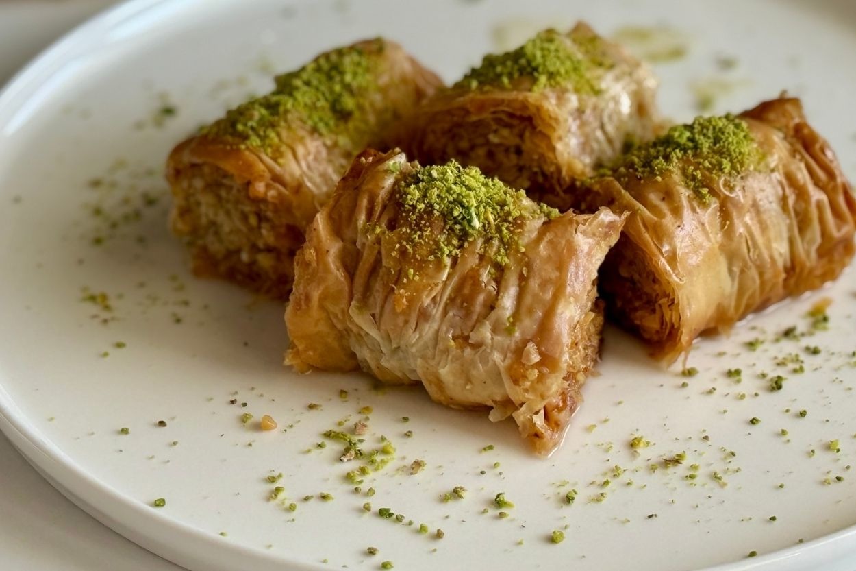 En Pratik Haliyle: Hazır Yufkadan Burma Baklava