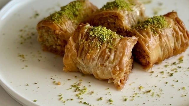 En Pratik Haliyle: Hazır Yufkadan Burma Baklava