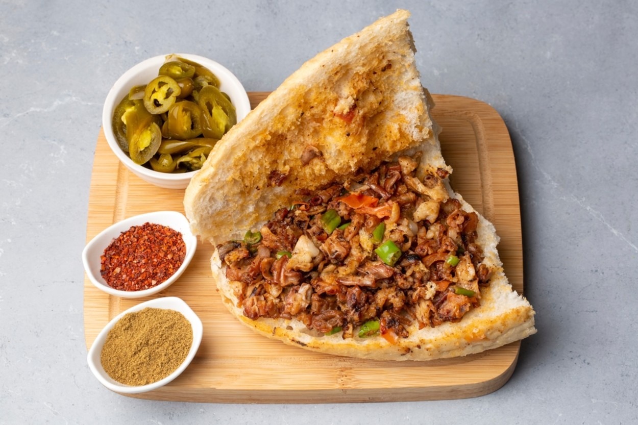 Kokoreç Kaç Kalori? 1 Porsiyon, Yarım ve Çeyrek Ekmek Kokoreç Kalori Değerleri
