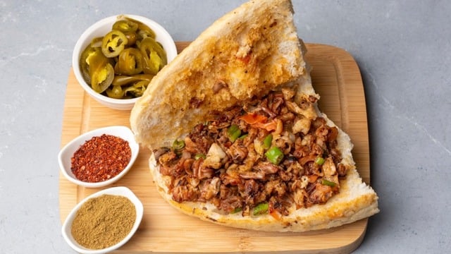 Kokoreç Kaç Kalori? 1 Porsiyon, Yarım ve Çeyrek Ekmek Kokoreç Kalori Değerleri