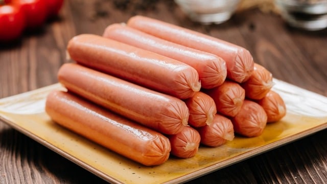 Sosis Çiğ Yenir mi? Zararlı mı?