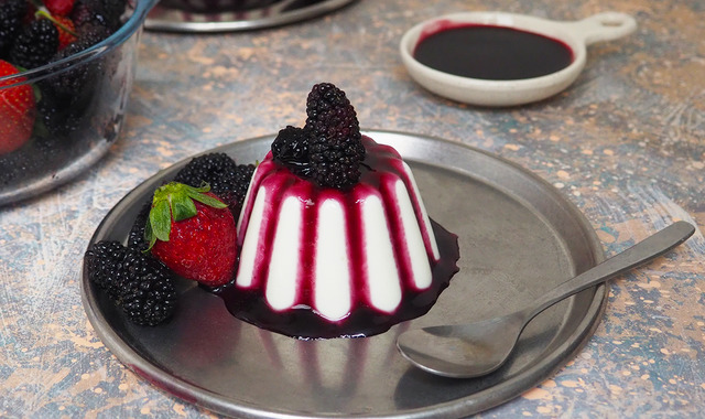 Ekşi ve Tatlı Bir Arada: Böğürtlen Soslu Panna Cotta 