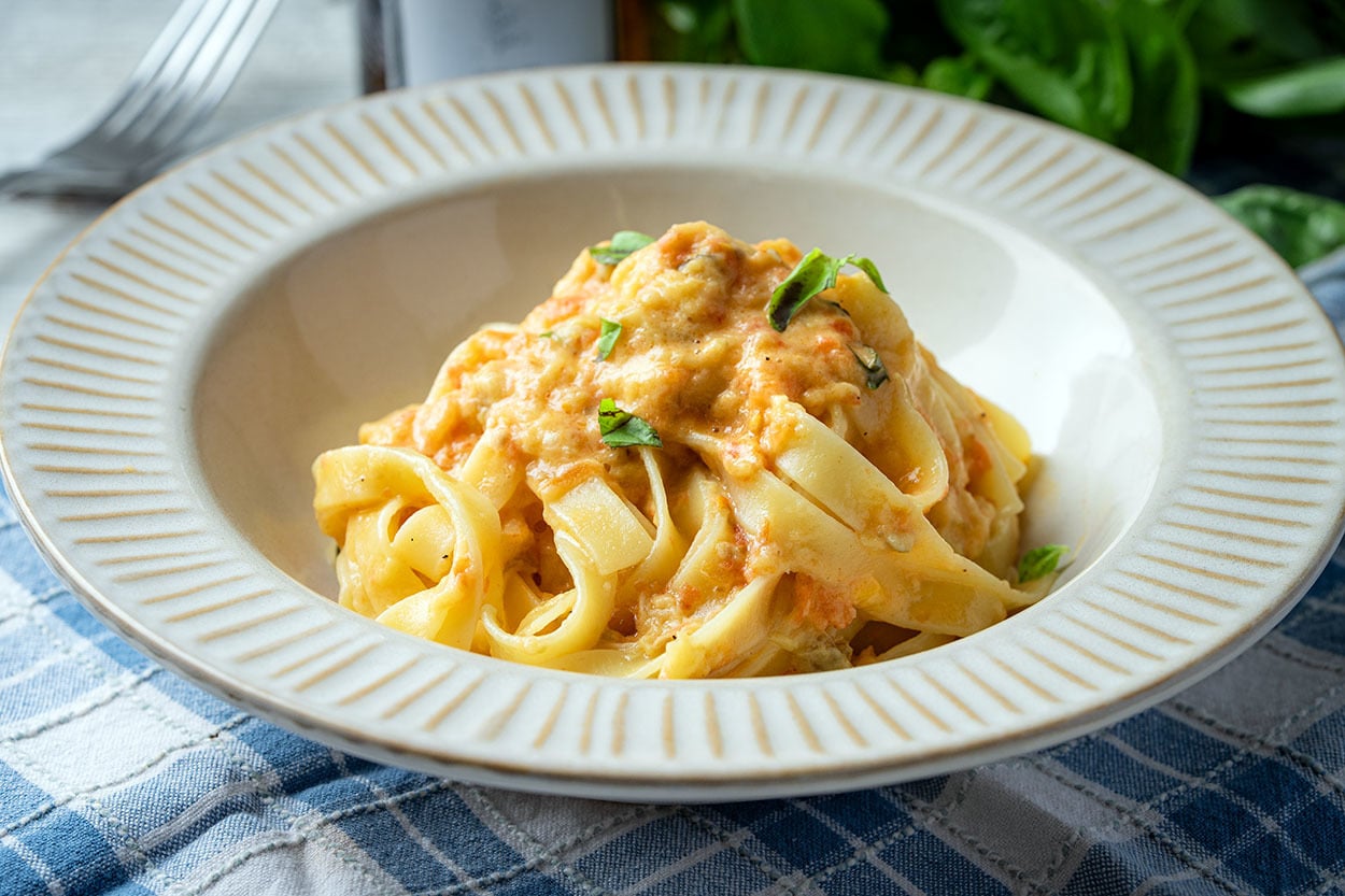Yaza Yakışır: Köz Patlıcanlı Domatesli Fesleğenli Fettuccine