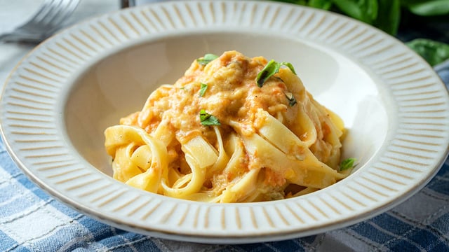 Yaza Yakışır: Köz Patlıcanlı Domatesli Fesleğenli Fettuccine