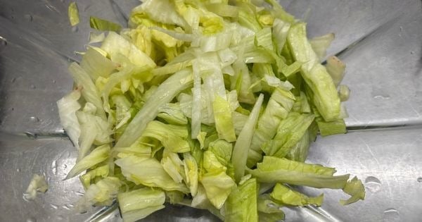 cilekli-marul-salatasi-asama1