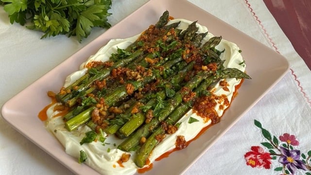 Cevizli ve Yoğurtlu Sosuyla: Kuşkonmaz Mezesi