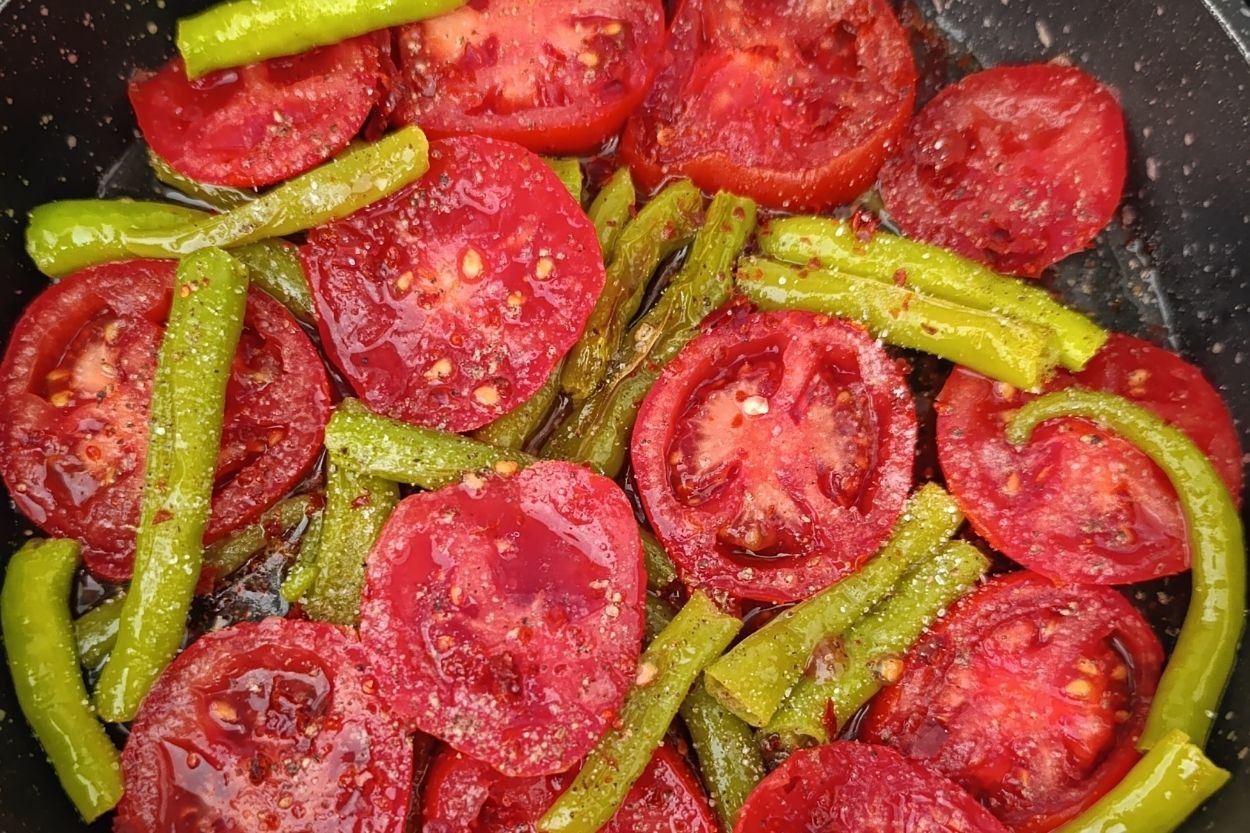 Eliz'in Tarifi: Domatesli Acı Biber Kızartması