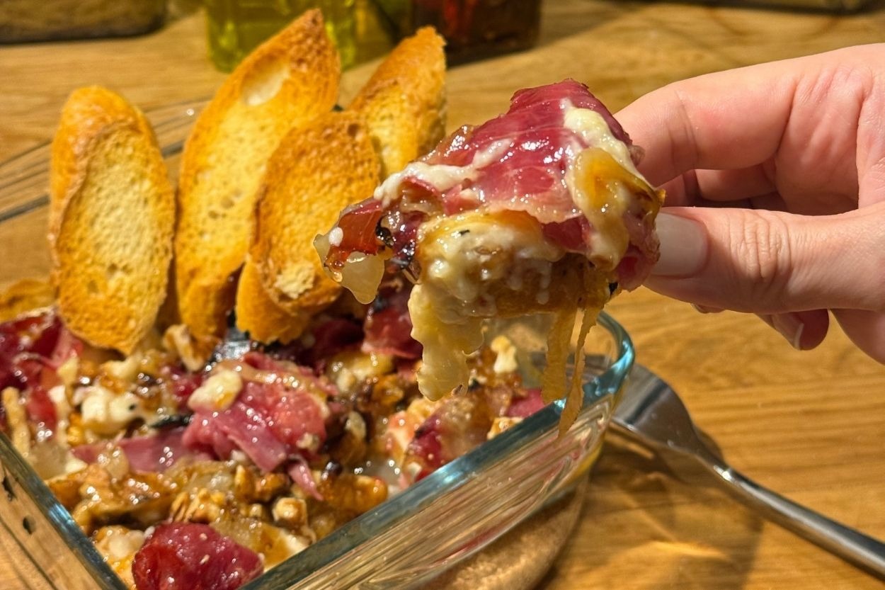 Tatlı Tuzlu Severlere: Pastırmalı Ballı Brie