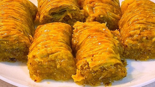 Bayram Sofralarına: Fıstıklı Sarma Baklava