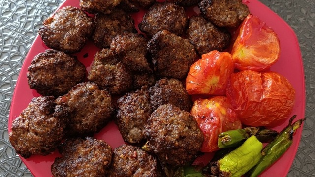 Eliz'in Tarifi: Kaşarlı Köfte