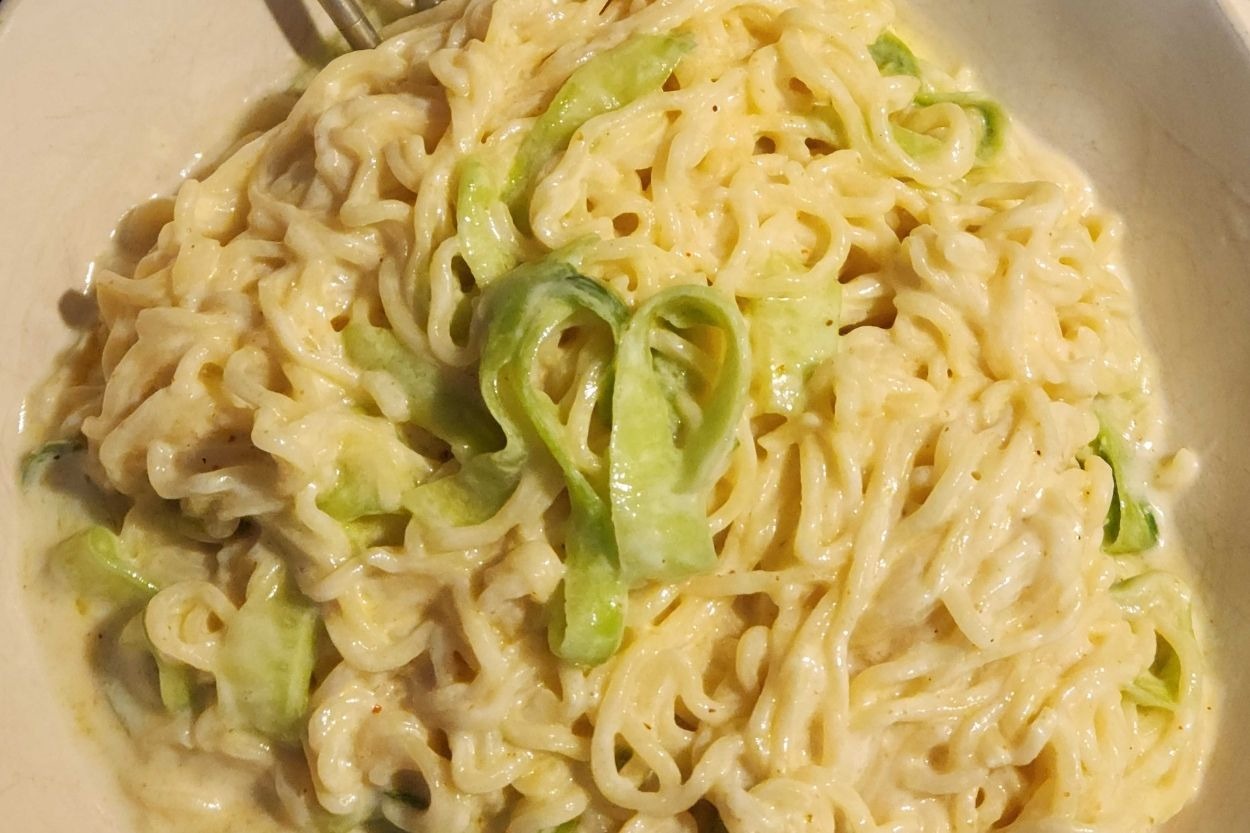 Hafif ve Ferahlatıcı: Salatalıklı Körili Noodle
