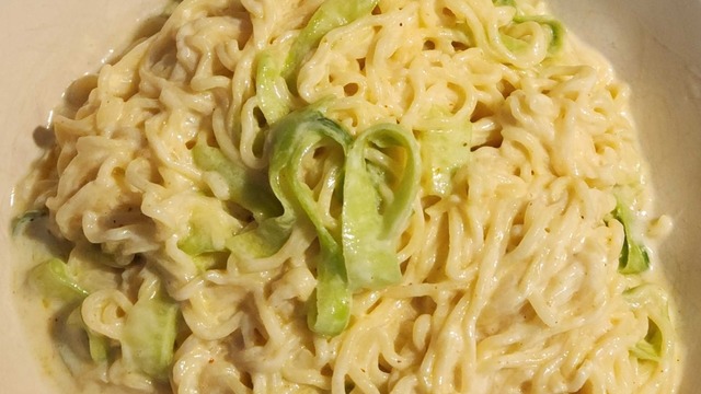 Hafif ve Ferahlatıcı: Salatalıklı Körili Noodle
