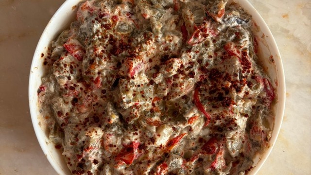 Davet Sofralarına: Köz Patlıcanlı Kırmızı Biber Mezesi