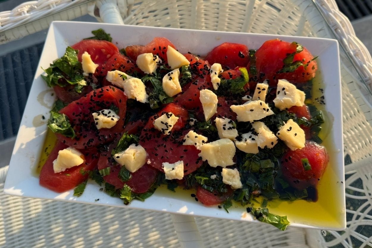 Meze Tadında: Çörek Otlu Domates Salatası