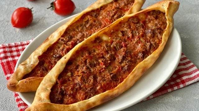Yeliz'in Tarifi: Etli Pide