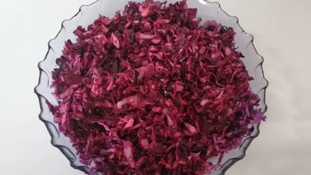 Dilara'nın Tarifi: Mor Lahana Salatası