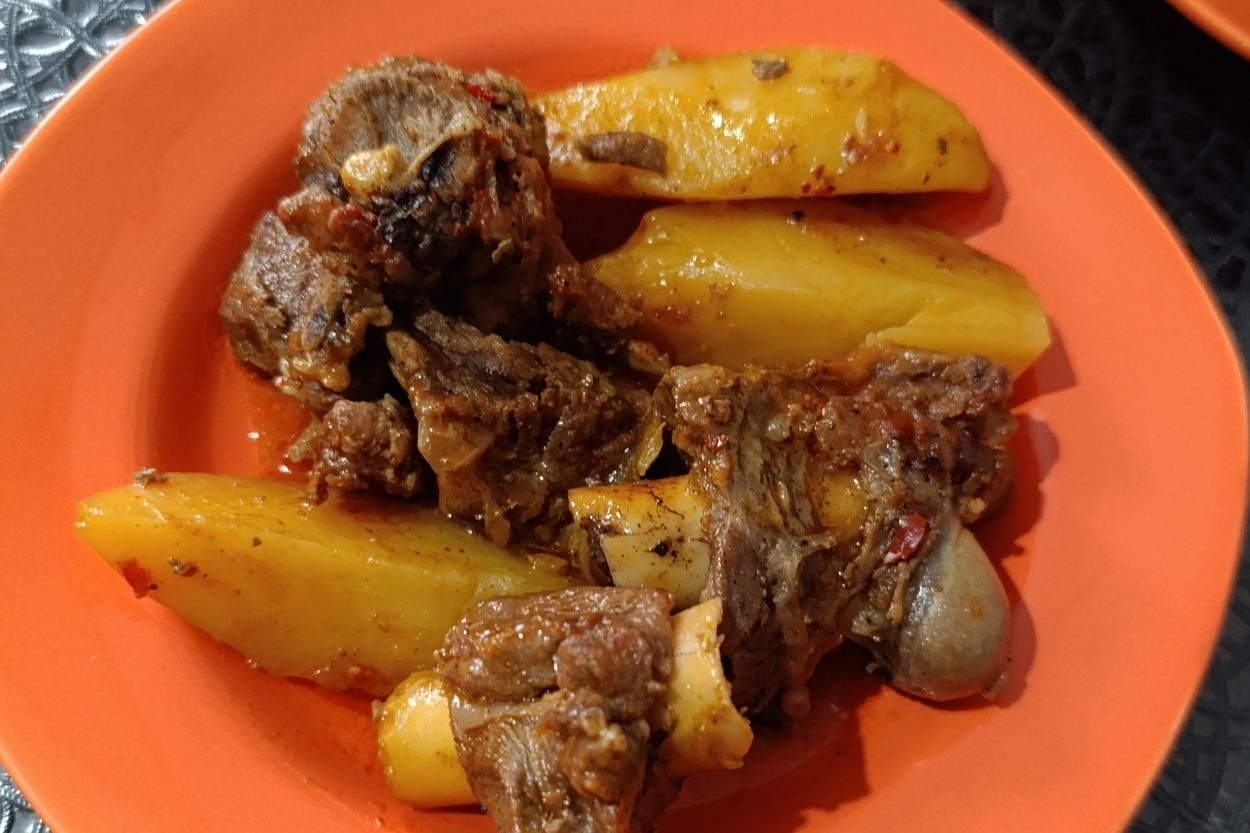 Eliz'in Tarifi: Kemikli Kuzu Etli Patates Yemeği