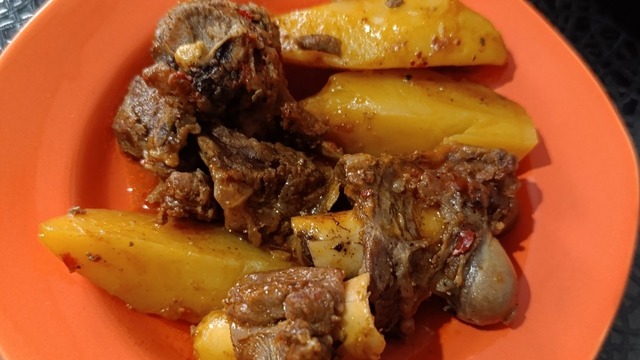 Eliz'in Tarifi: Kemikli Kuzu Etli Patates Yemeği