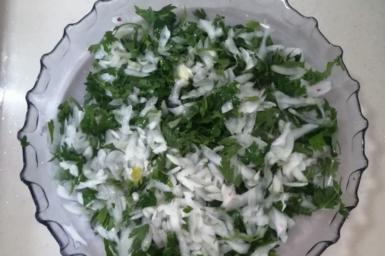 Dilara'nın Tarifi: Maydanozlu Soğan Salatası
