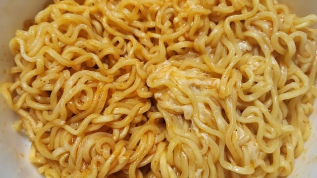 Pratik Tarif: Kaşarlı Körili Noodle