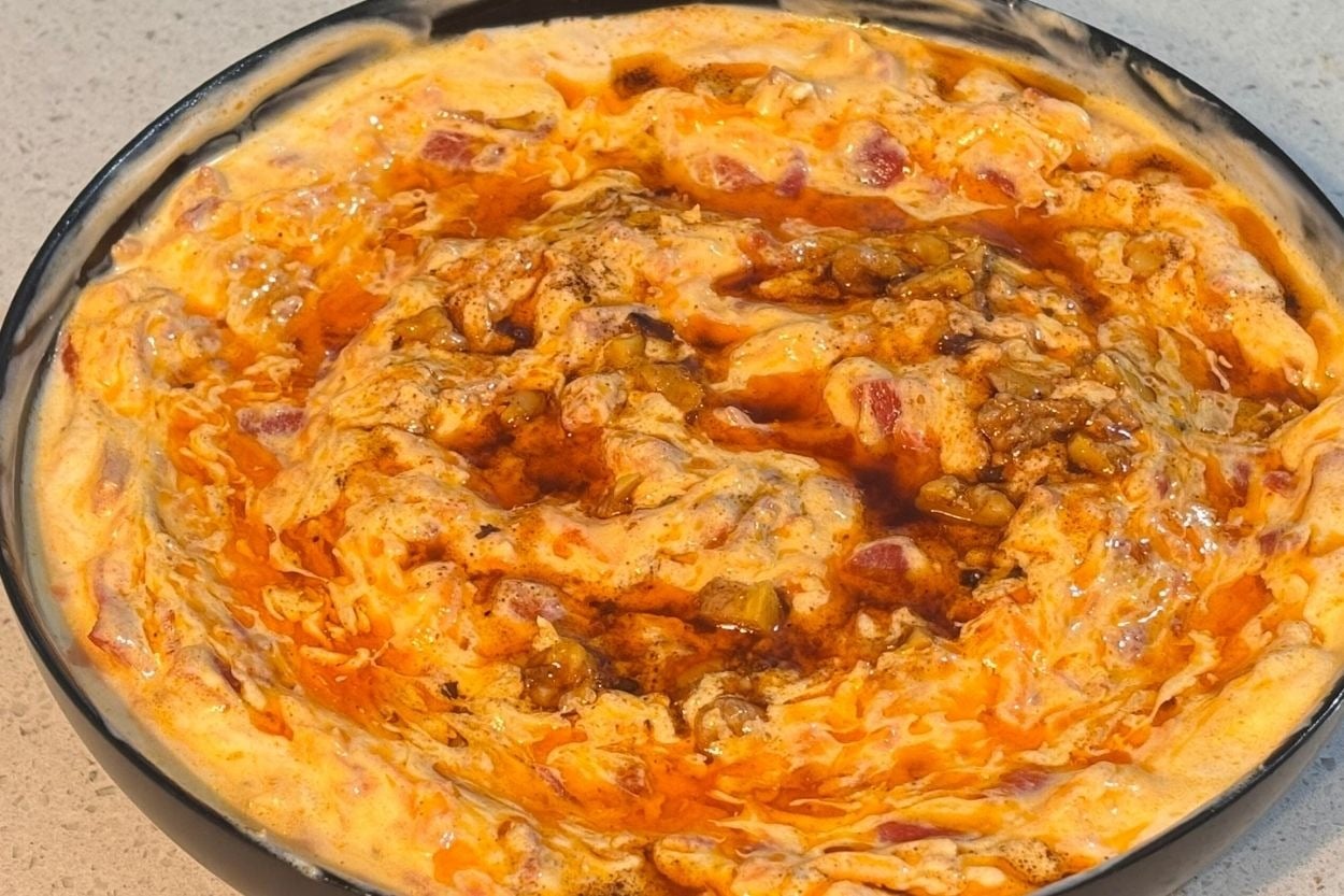 Yaz Sofralarına: Yoğurtlu ve Havuçlu Köz Biber Salatası