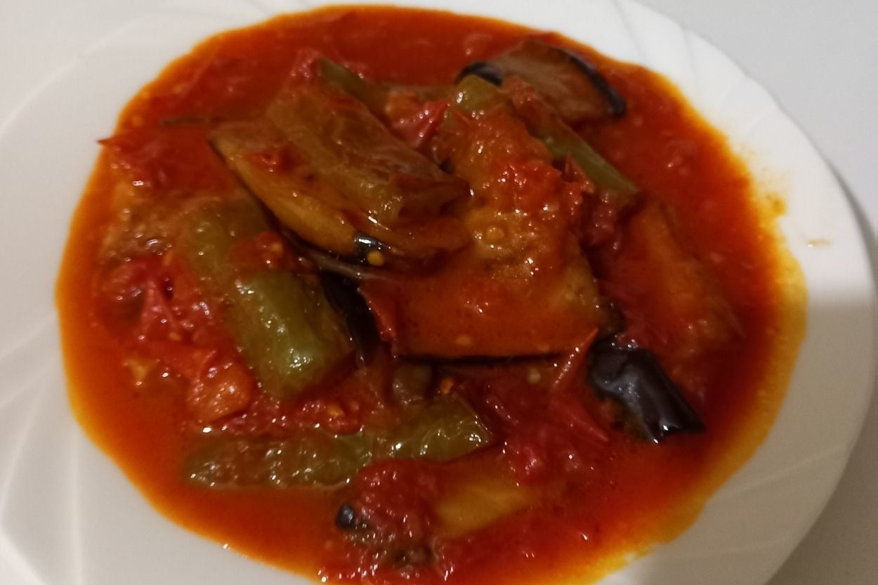 Yasin'in Tarifi: Domatesli Patlıcan Biber Kızartması