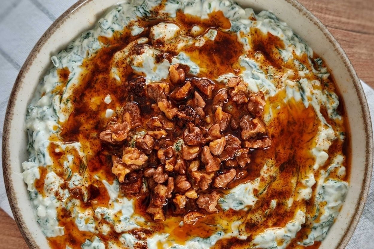 Meze Sofralarına: Yoğurtlu Pazı Borani