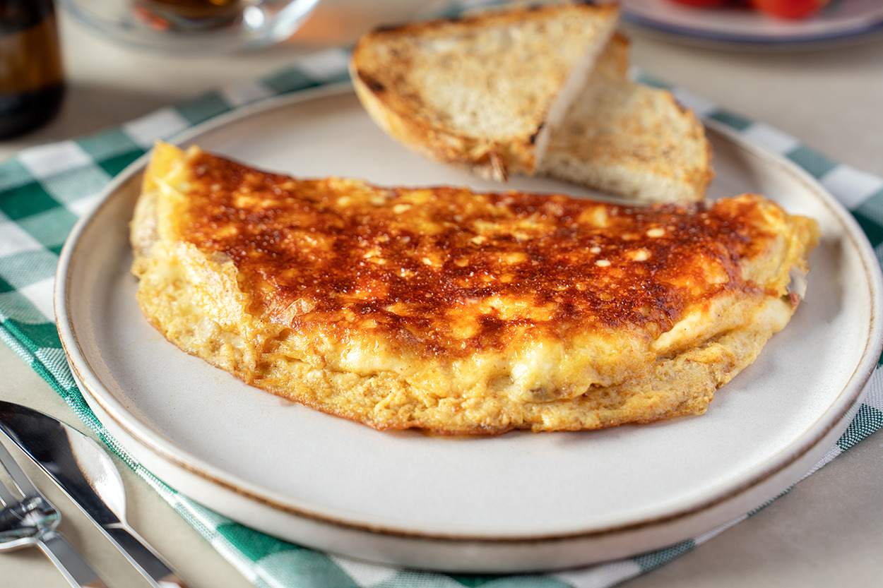 Çıtır Çıtır Olur: Dışı Kaşarlı Omlet 