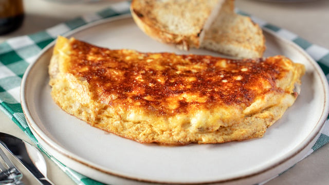 Çıtır Çıtır Olur: Dışı Kaşarlı Omlet 